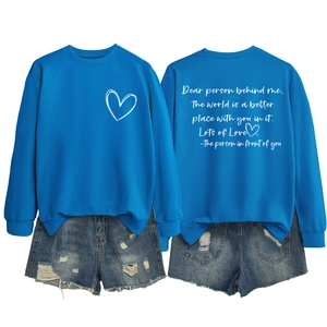Ensemble sweat col rond bleu roi avec motif cœur et short en jean court délavé