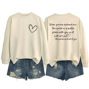 Détails du sweat crème avec motif cœur et citation motivante au dos pour femme
