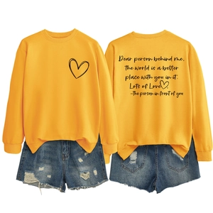 Sweat jaune à col rond avec imprimé cœur et short en jean déchiré pour un look décontracté