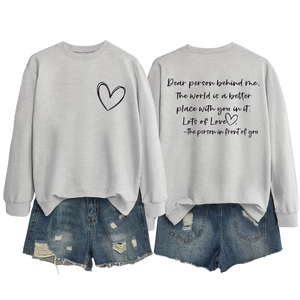 Détails d'un sweat gris avec texte inspirant au dos et motif cœur, style décontracté chic