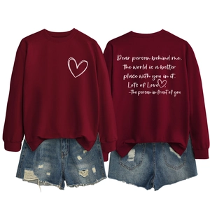 Vues détaillées avant et arrière du sweat-shirt bordeaux avec cœur et citation imprimés