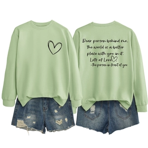 Ensemble sweat vert clair pour femme avec imprimé cœur et short en jean vieilli