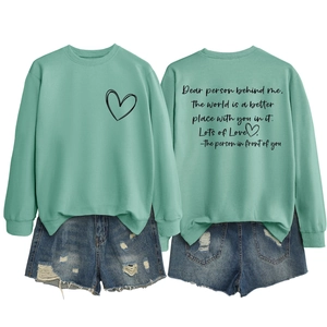 Vue détaillée du sweat col rond vert menthe avec texte au dos et short en jean assorti