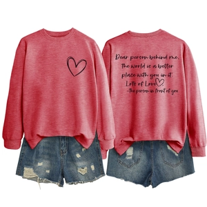 Vues détaillées avant et arrière du sweat-shirt rose rouge avec texte inspirant au dos
