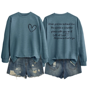 Détail du sweat à col rond bleu sarcelle avec imprimé cœur et texte au dos