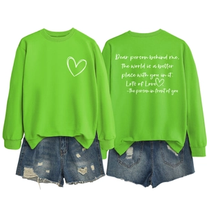 Ensemble sweat vert col rond avec imprimé cœur et short en jean déchiré à plat