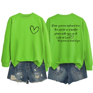 Détail recto-verso du sweat à col rond vert avec impression de cœur et citation