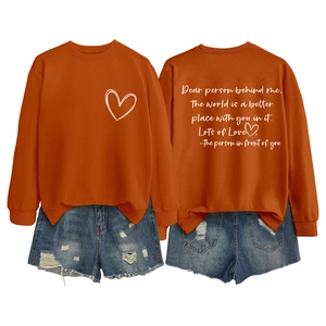 Ensemble sweat-shirt orange à col rond avec imprimé cœur et short en jean bleu