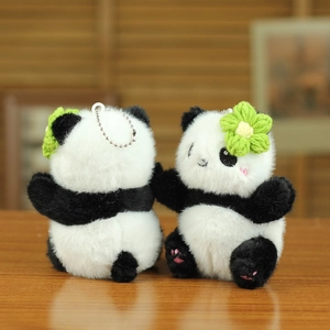 Porte-clés panda en peluche douce avec de petites fleurs tricotées vertes en détail