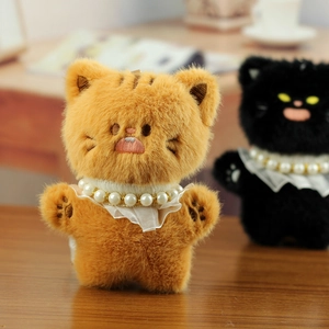 Detail van pluchen kattenhanger met elegante parel-kant kraag en zachte faux fur textuur