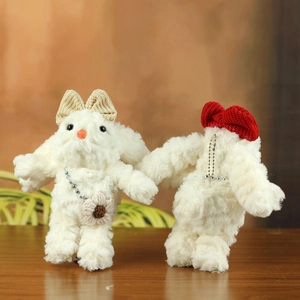 Coppia di ciondoli a forma di coniglio in peluche con fiocco e cappello in maglia