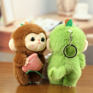 Porte-clés singe en peluche marron et vert, texture douce sur un support en bois