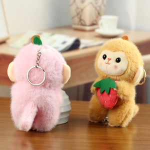 Gros plan des porte-clés singe en peluche avec détails fraise et texture douce