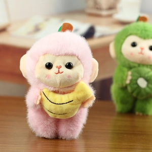 Gros plan de jolis singes en peluche roses et verts avec des textures douces