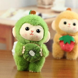 Gros plan d'une peluche singe kiwi avec fourrure verte douce sur un fond en bois