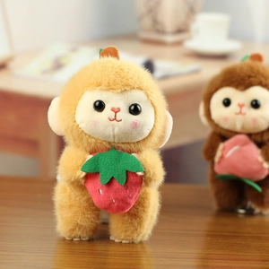 Détail macro de peluches singes avec fraise et pêche dans une texture douce et duveteuse