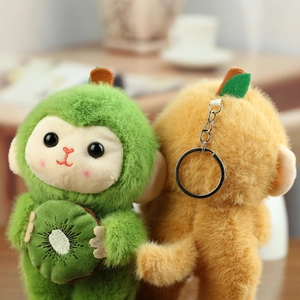 Gros plan de porte-clés singe en peluche avec motif kiwi et détails de broderie doux