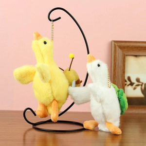 Détails de pendentifs peluche oie blanche et canard jaune avec chaînes dorées