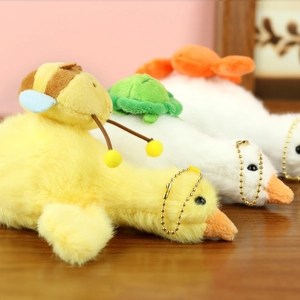 Détail de pendentifs oie en peluche avec chapeaux d'abeille et tortue et chaînettes