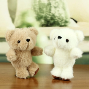 Süße braune und weiße Teddybär-Plüsch-Schlüsselanhänger auf einem warmen Holztisch