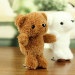 Nahaufnahme von süßen Teddybär-Anhängern in Braun und Weiß mit weichem Plüsch und Metallring