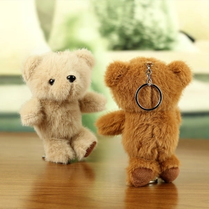 Detailansicht beige und braune Teddybär-Plüsch-Anhänger mit Metall-Schlüsselring