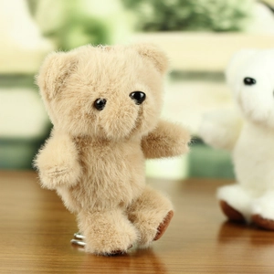 Detailansicht eines flauschigen Teddybär Plüsch-Anhängers mit silbernem Metallring