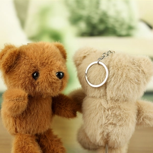 Nahaufnahme weicher Teddybär-Anhänger in Braun und Creme mit silbernen Schlüsselringen