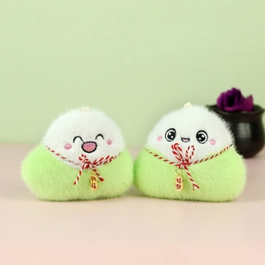 Paire de charmants porte-clés en peluche zongzi avec nœuds et médaillons chance