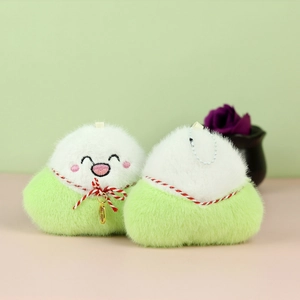 Détail des porte-clés en peluche Zongzi avec broderies et texture douce