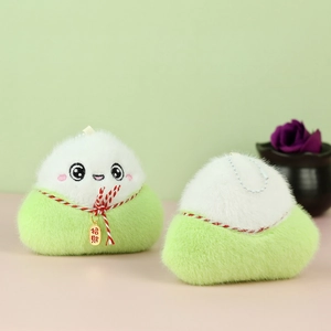 Détail d'un mignon porte-clés zongzi en peluche avec texture douce et breloque dorée