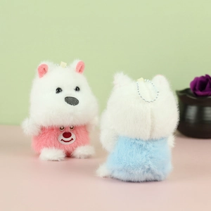 Niedliche weiße Plüsch-Hundeanhänger mit rosa und blauer Kleidung und silberner Kugelkette