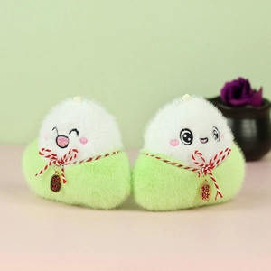 Gros plan de porte-clés en peluche Zongzi avec texture douce et breloques dorées