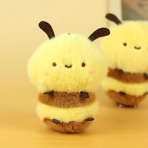 Primo piano del portachiavi a forma di ape in peluche con pelliccia soffice e ricami