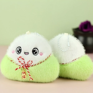 Détail de breloques Zongzi en peluche avec broderie, textures douces et étiquettes Nafu