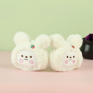 Coppia di portachiavi a forma di coniglio bianco con ricamo fragola su fondo rosa