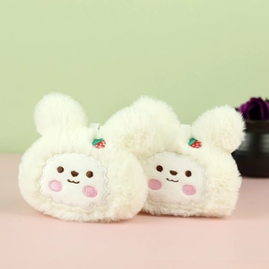 Coppia di portachiavi a forma di coniglio di peluche bianco con ricamo a fragola