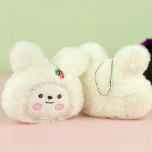 Dettaglio fronte e retro del portachiavi a coniglietto di peluche con clip a fragola e catena