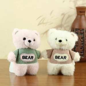 Χαριτωμένα αρκουδάκια μπρελόκ με κέντημα BEAR και πλεκτά πουλόβερ σε ροζ και μπεζ