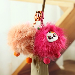 Porte-clés en peluche mignon avec bouche de saucisse et carotte en rose et rouge