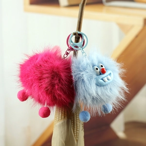 Gros plan de porte-clés monstre en peluche avec des expressions faciales mignonnes