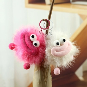 Vue détaillée de porte-clés monstre en peluche à grosses lèvres sur une branche