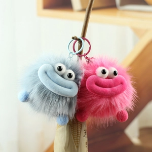 Détail de porte-clés monstre en peluche bleu et rose avec fourrure douce et lèvres