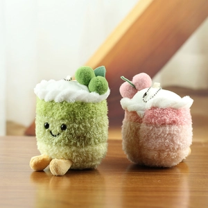 Primer plano de llaveros de peluche de pastel de cereza en mesa de madera con luz suave