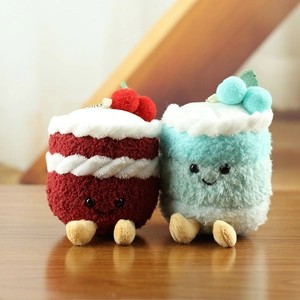 Llaveros de peluche con forma de pastel de cereza y arándano en mesa de madera