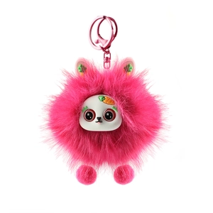 Porte-clés en peluche rose mignon avec visage de dessin animé et détails de carotte