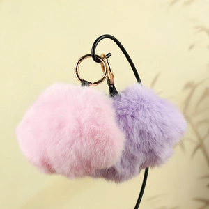 Vue détaillée des porte-clés pattes de chat en peluche rose et violette avec anneaux