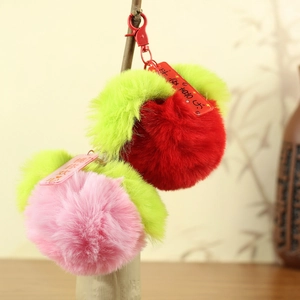 Simpatici ciondoli di peluche a forma di frutta con clip in metallo su un ramo