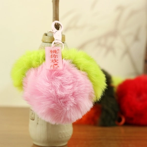 Ciondolo a forma di pesca in peluche rosa con gancio in plastica e targhetta