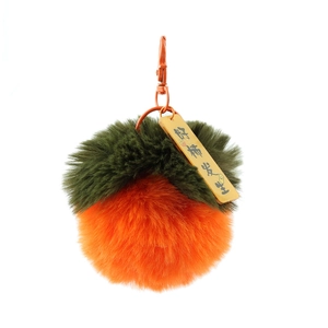 Portachiavi peluche a forma di cachi con frutto arancione e foglia verde su sfondo bianco